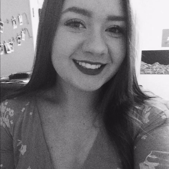 Meet your Posher, Caroline - Picture 2 of 3